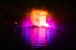 Écran d’eau, jets d'eau et effets de feu conçus par les équipes de CRYSTAL, pour Drayton Manor créateurs d'événements.