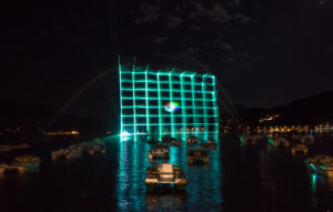 Ecran d'eau créé par les équipes de CRYSTAL pour le festival du lac d'Annecy, créateurs d'événement.