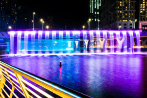 Cascade créé par les équipes de CRYSTAL pour le Water Canal de Dubai, créateurs d'événement.