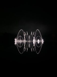 Écran d’eau, jets d'eau et effets de feu conçus par les équipes de CRYSTAL, pour Drayton Manor créateurs d'événements.