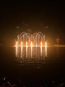 Écran d’eau, jets d'eau et effets de feu conçus par les équipes de CRYSTAL, pour Drayton Manor créateurs d'événements.