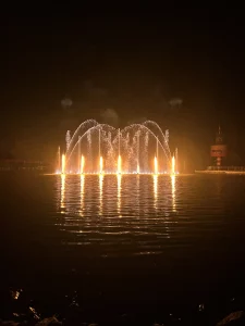 Écran d’eau, jets d'eau et effets de feu conçus par les équipes de CRYSTAL, pour Drayton Manor créateurs d'événements.