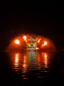 Écran d’eau, jets d'eau et effets de feu conçus par les équipes de CRYSTAL, pour Drayton Manor créateurs d'événements.