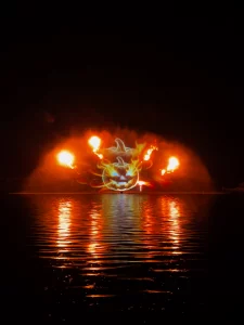 Écran d’eau, jets d'eau et effets de feu conçus par les équipes de CRYSTAL, pour Drayton Manor créateurs d'événements.