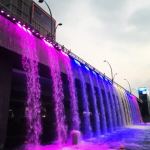 Cascade créé par les équipes de CRYSTAL pour le Water Canal de Dubai, créateurs d'événement.