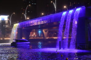 Cascade créé par les équipes de CRYSTAL pour le Water Canal de Dubai, créateurs d'événement.