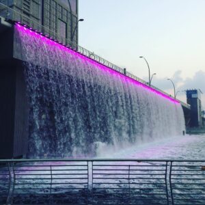 Cascade créé par les équipes de CRYSTAL pour le Water Canal de Dubai, créateurs d'événement.