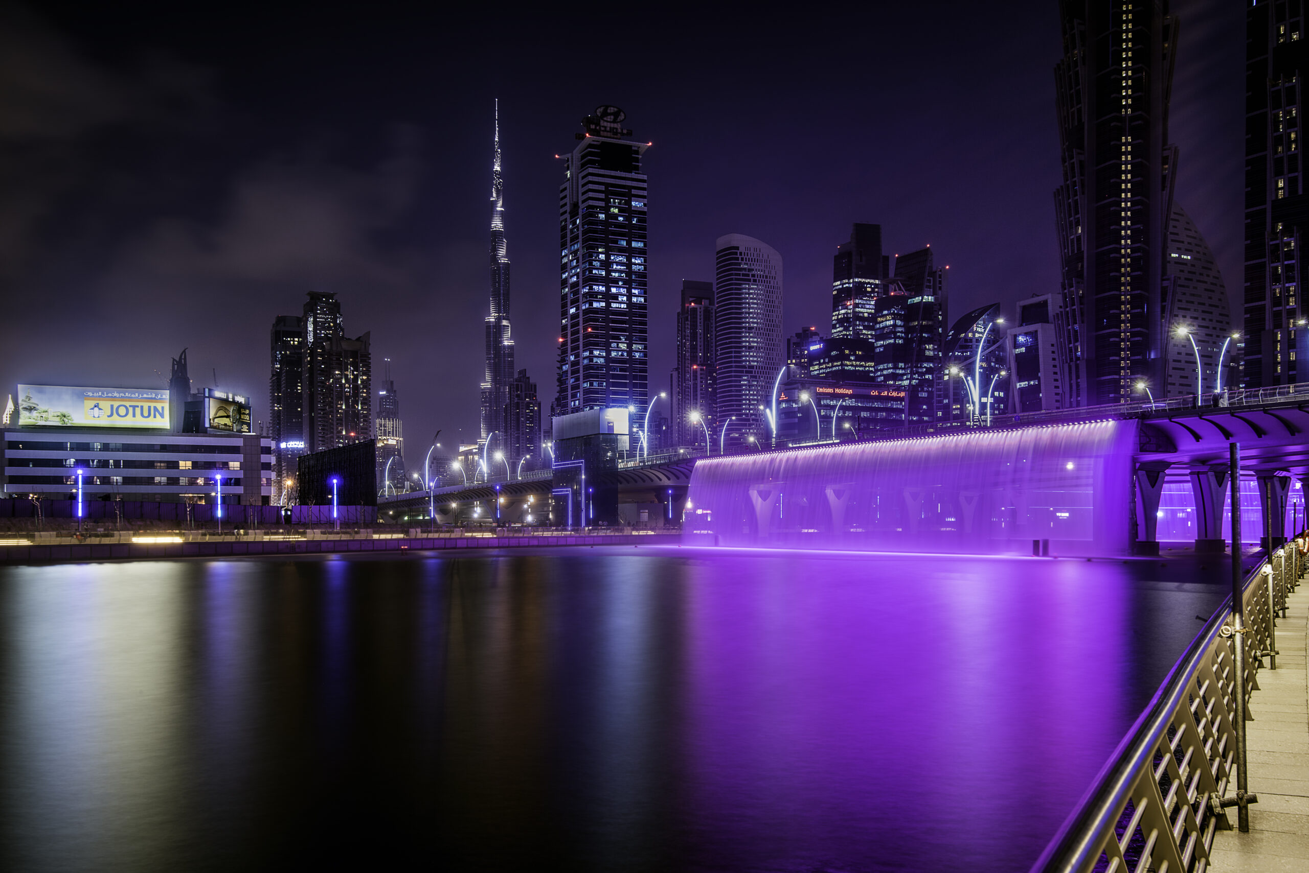 Cascade créé par les équipes de CRYSTAL pour le Water Canal de Dubai, créateurs d'événement.