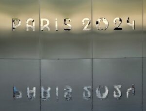 Miroir d'eau créé par les équipes de CRYSTAL les jeux olympiques Pairs 2024, créateurs d'événement.