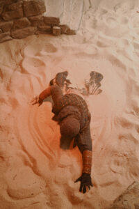 Effet de sable mouvant créé par les équipes de CRYSTAL pour le spectacle L’Épée du Roi Arthur au Puy du Fou, créateurs d'événement.