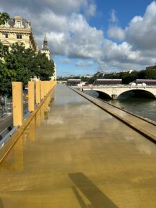 MIROIR D’EAU DORÉ SUR L’ÎLE DE LA CITÉ - Paris 2024 créé par les équipes de CRYSTAL