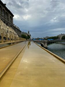 MIROIR D’EAU DORÉ SUR L’ÎLE DE LA CITÉ - Paris 2024 créé par les équipes de CRYSTAL