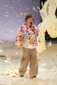 kid super defilé confettis crées par CRYSTAL créateur d'événements