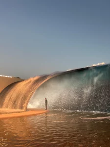 La vague pour le défilé printemps ete de Louis Vuitton fait par CRYSTAL
